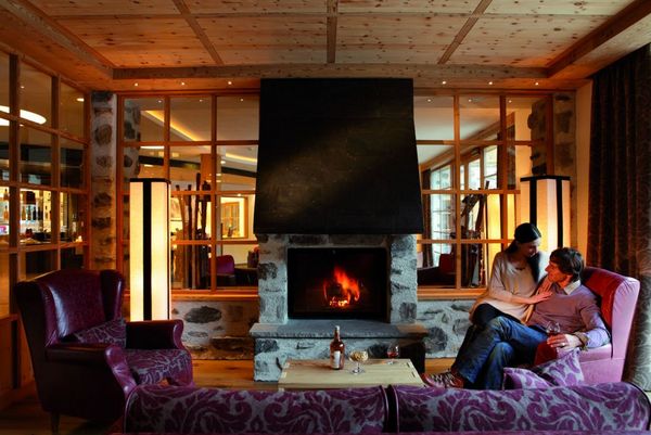 romantische_stimmung_am_kaminfeuer_tirler-dolomites_living_hotel