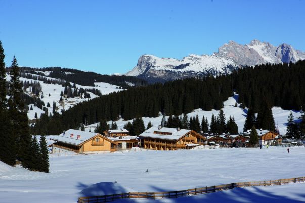 hotelanlage_im_winter_mit_bergpanorama_tirler-dolomites_living_hotel