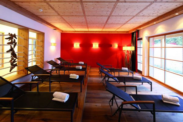 ruheraum_mit_liegen_und_panoramafenster_tirler-dolomites_living_hotel