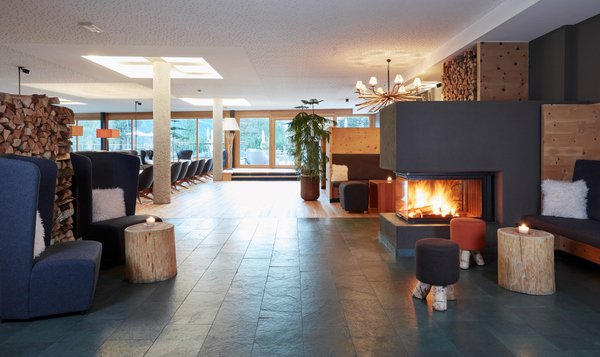 05_Arosea_Kaminlounge-Bar_0316939-001