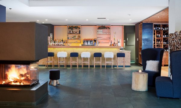 06_Arosea_Kaminlounge-Bar_0316930-001