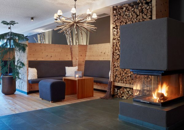 07_Arosea_Kaminlounge-Bar_0316908-001