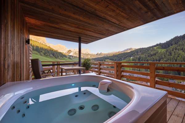 Hotel Fanes - Dolomites Mountain Spa Suite Whirlpool © Hotel Fanes