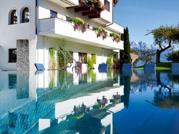 saunapool_vom_hotel_krallerhof_im_sommer_c_peter_podpera_der_krallerhof