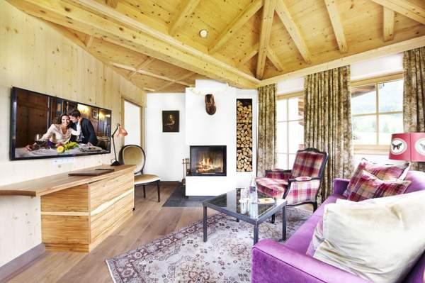 suite_nusko_wohnzimmer_mit_fernseher_c_edward_groeger_art_in_action_der_krallerhof