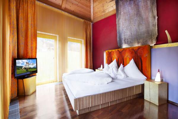 suite_silber_schlafzimmer_c_edward_groeger_art_in_action_der_krallerhof