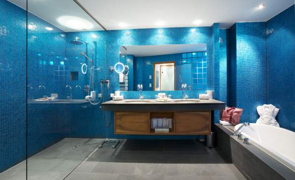 suite_ultramarin_badezimmer_c_edward_groeger_art_in_action_der_krallerhof