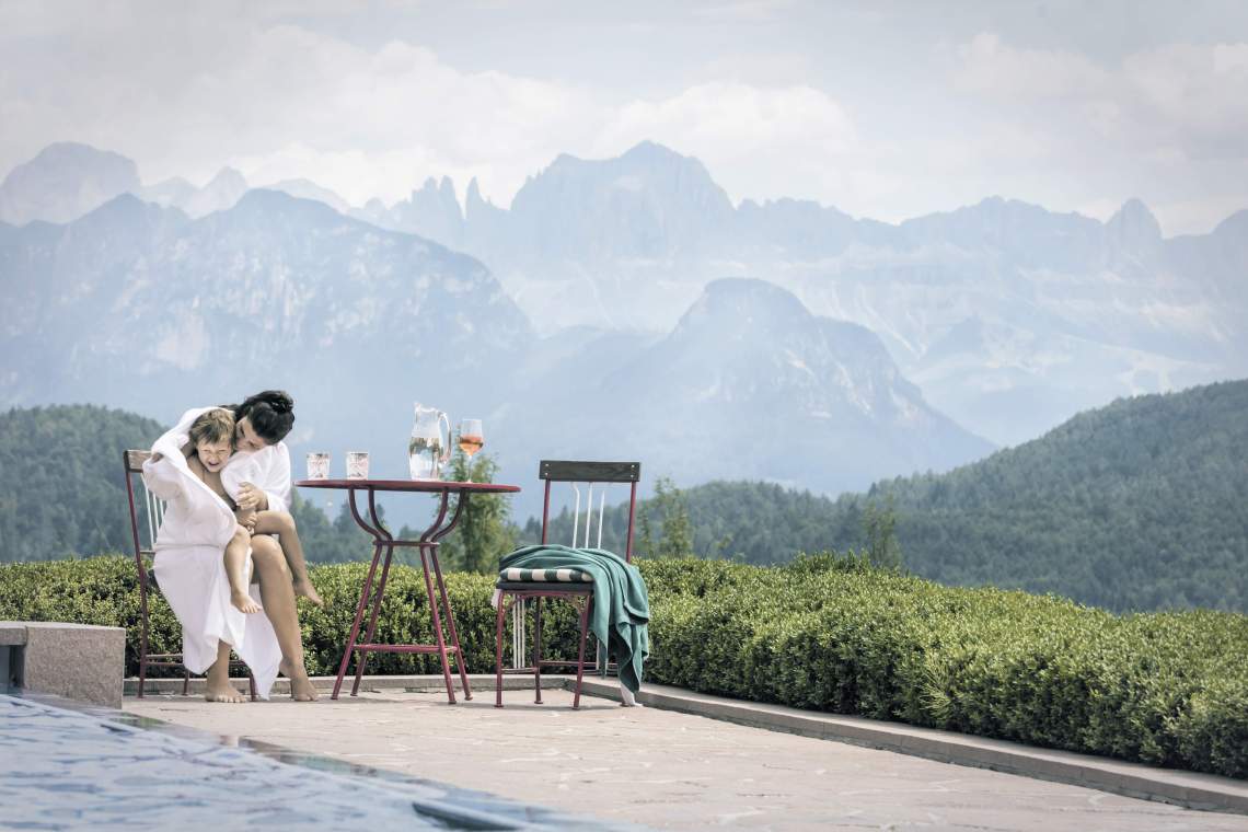 Suedtirol, Ritten, Oberbozen, Parkhotel Holzner, Pool, Mutter und Sohn,