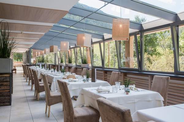 gourmetkueche_im_lichtdurchfluteten_restaurant_geniessen_naturhotel_rainer