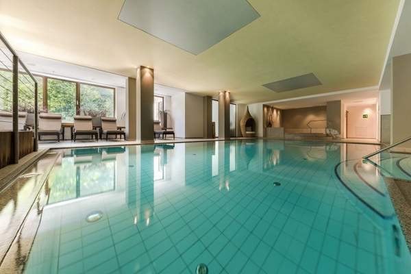 indoor-pool_ohne_chemische_zusaetze_mit_liegebereich_naturhotel_rainer_0