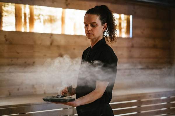 raeuchern_in_der_finnischen_sauna_naturhotel_rainer