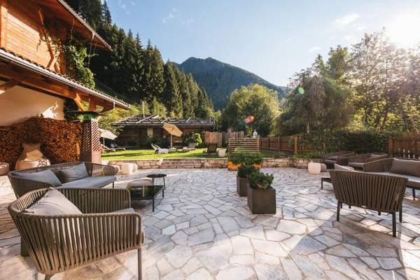 sonnenterrasse_bei_der_liegewiese_naturhotel_rainer